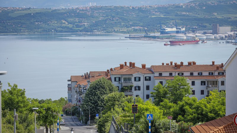 Fotografija: V Sloveniji so se cene stanovanjskih nepremičnin glede na zadnje četrtletje 2021 zvišale za 16,9 odstotka. FOTO: Jože Suhadolnik/Delo
