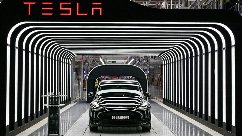 Fotografija: Berlinska Tesla zapira svoja vrata. Baje le začasno. Foto: Patrick Pleul/Pool via REUTERS
