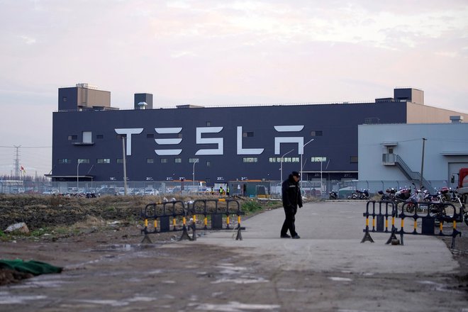 Tesla v Šanghaju se komaj postavlja na noge. Foto: REUTERS/Aly Song
