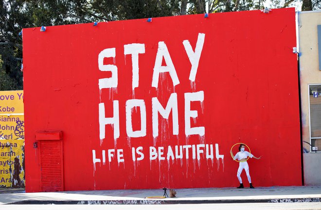 Le kdo bi si želel spet slišati ukaze "Stay home"?  FOTO: REUTERS/Mario Anzuoni
