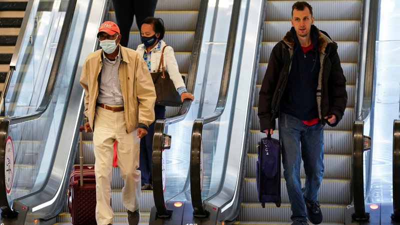 Fotografija: Pomanjkanje osebja pomeni, da na letališču BER vsak dan ostane 300 kovčkov. FOTO: REUTERS/Kevin Lamarque
