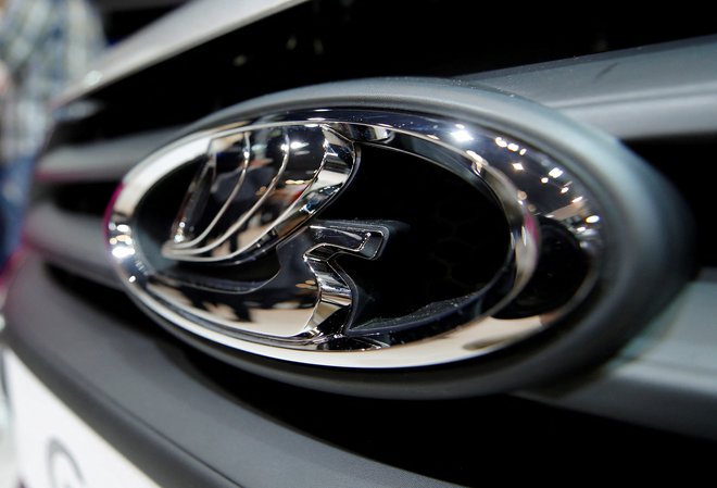 Logo znamke Lada je upodobljen na avtomobilu, ki ga proizvaja ruski proizvajalec avtomobilov Avtovaz. Foto: Maxim Shemetov / Reuters
