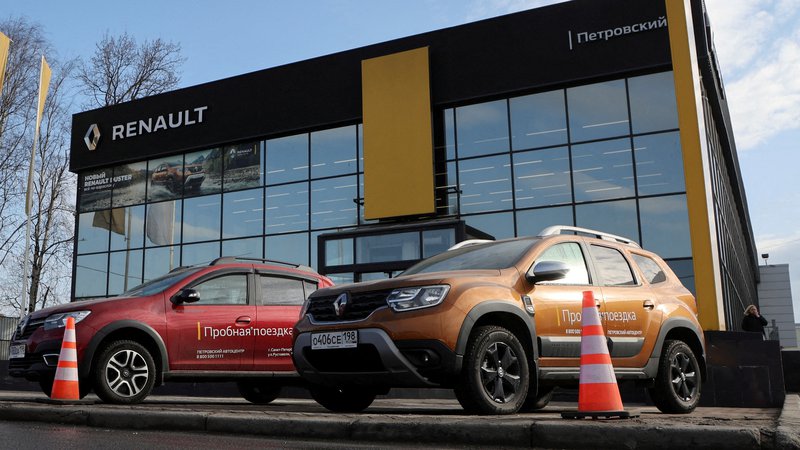 Fotografija: Renaultovi avtomobili pred razstavnim prostorom v Sankt Peterburgu v Rusiji, 24. marec 2022. Foto: Reuters
