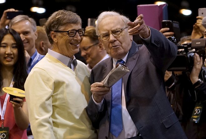 Bill Gates se je zahvalil tudi slavnemu milijarderju, vlagatelju Warrenu Buffetu za njegov dolgoletni prispevek k Fundaciji Billa in Melinde Gates. Foto: Rick Wilking/REUTERS
