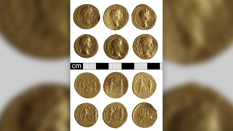 Fotografija: 11 zlatih kovancev iz Rimskega cesarstva, ki so jih našli na angleškem podeželju. Foto: Adrian Marsden
