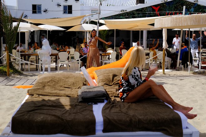 V zadnjih letih smo videli več svetovnih voditeljev na področju luksuznega gostoljubja, ki se odpirajo na Ibizi, kar ji daje status svetovnega razreda, ki lahko obvlada visoke cene. FOTO: REUTERS/Nacho Doce
