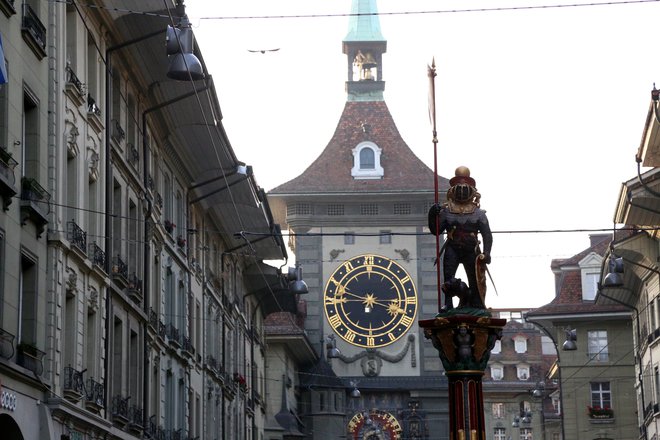 Švicarji od zdavnaj znajo izdelovati zapletene ure, majhne in velike (na sliki uri dva mestna stolpa v Bernu). Foto: Milan Ilić

