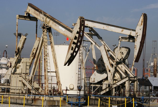 Naftna črpališča v Kaliforniji. REUTERS/Fred Prouser
