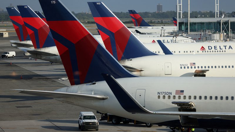 Fotografija: Delta Air Lines v New Yorku. FOTO: 2022. REUTERS/Andrew Kelly
