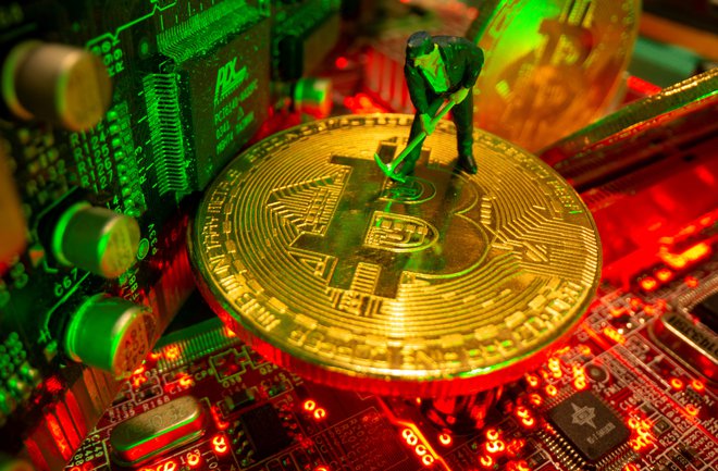Bitcoin naj bi v naslednjih 5 letih presegel 500.000 dolarjev. FOTO: REUTERS/Dado Ruvic
