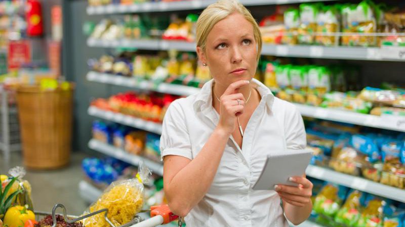 Fotografija: Potrošniki vedno več nakupujejo z nakupovalnim lističem, zato je tudi manj impulznih, nenačrtovanih nakupov. Foto: Shutterstock
