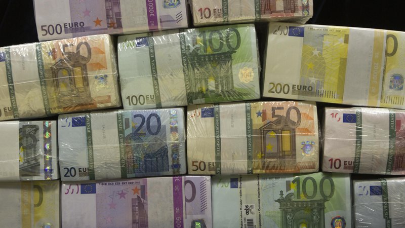Fotografija: Po odločitvi sveta (ECB), ki je glavne obrestne mere dvignil za 0,5 odstotne točke, zdaj NLB ukinja zaračunavanje nadomestil za visoka stanja na računih in depozitnih poslih. FOTO: avtor:Banka Slovenije
