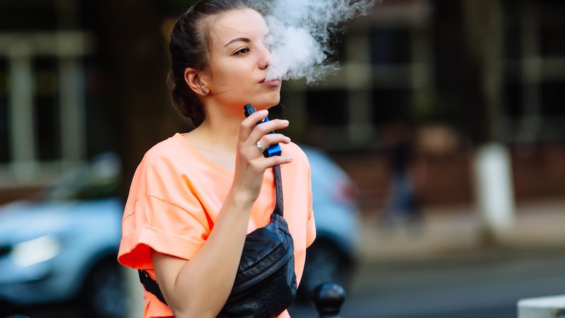 Fotografija: Kajenje elektronsih cigaret. Foto: Gulliver/Getty Images
