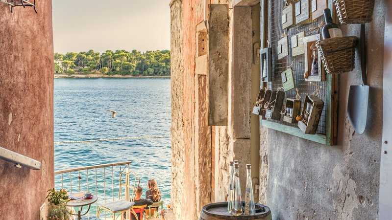 Fotografija: Glede na destinacijo je trenutno največ turistov v Rovinju, Viru, Medulinu, Poreču, Umagu in Dubrovniku, tuji turisti pa so večinoma iz Nemčije in Slovenije. FOTO: Shutterstock
