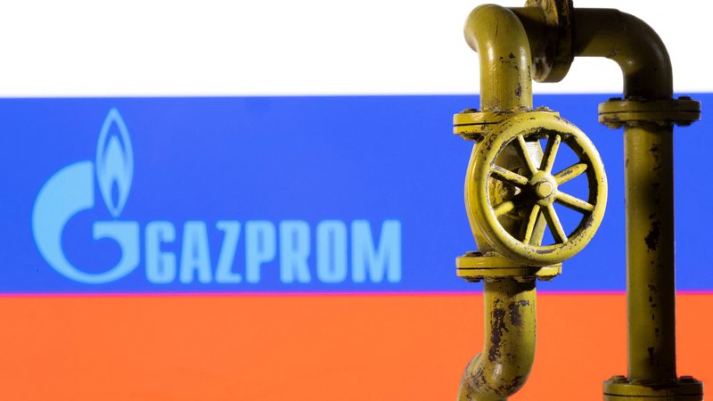 Fotografija: FILE PHOTO: A 3D printed natural gas pipeline is placed in front of displayed Gazprom logo and Russian flag in this illustration taken February 8, 2022. REUTERS/Dado Ruvic/Illustration/File Photo
