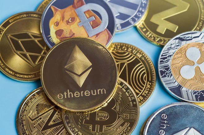 Kriptovalute med katerimi je bitcoin, ether in dogecoin. Foto: Shutterstock
