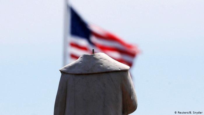 Fotografija: Krištof Kolumb brez finančne podpore oz zasebnega kapitala ne bi odšel na pot in odkril "Indije". Na fotografiji je obglavljeni Krištof Kolumb v Bostonu. FOTO: REUTERS
