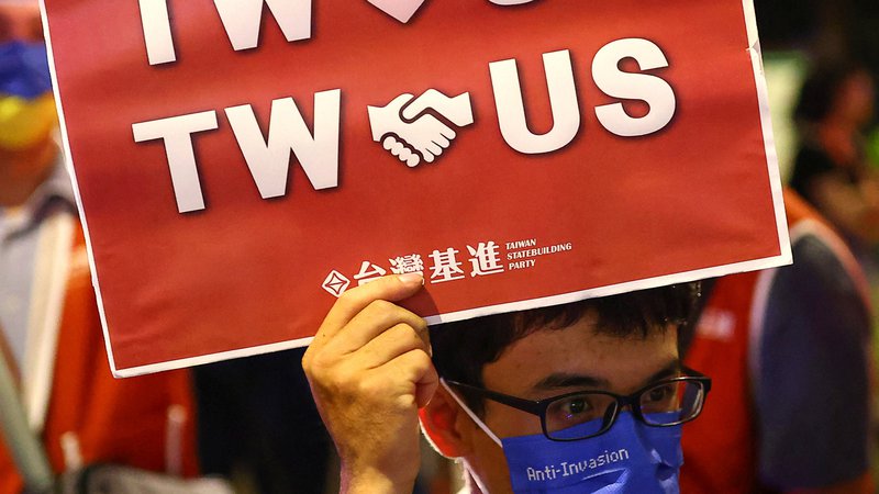 Fotografija: A demonstrator holds a sign during a gathering in support of U.S. House of Representatives Speaker Nancy Pelosi's expected visit, in Taipei, Taiwan August 2, 2022. REUTERS/Ann Wang
