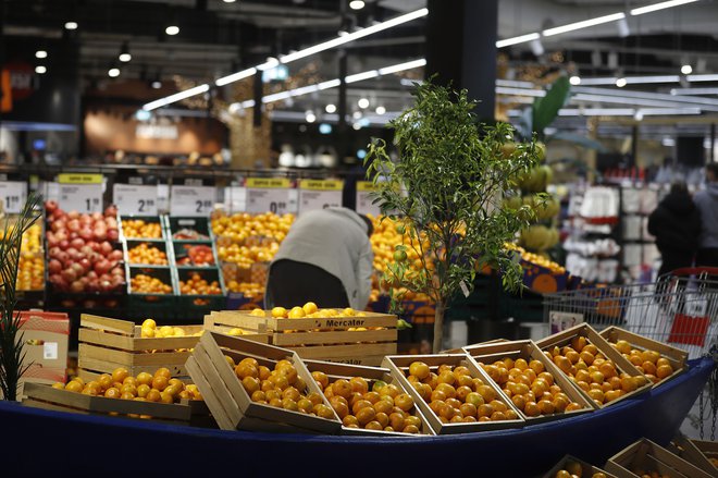 Zakaj je sadje postavljeno na začetku trgovine? Foto: Leon Vidic/DELO
