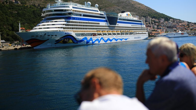 Fotografija: V hrvaških morskih pristaniščih se je v drugem letošnjem četrtletju vkrcalo in izkrcalo skoraj 8,5 milijona potnikov. Foto: Tomi Lombar/Delo
