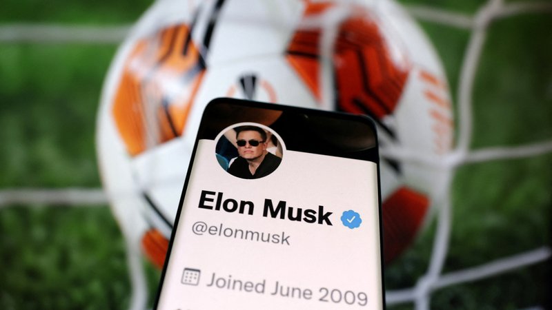 Fotografija: Aprila letos je Elon Musk tvitnil, da bo kupil Coca-Colo, "da bi vanjo vrnil kokain", zatem se je zapletel s Twitterjem, zdaj se šali v zvezi z nakupom kluba Manchester Uniteda. FOTO: REUTERS/Dado Ruvic
