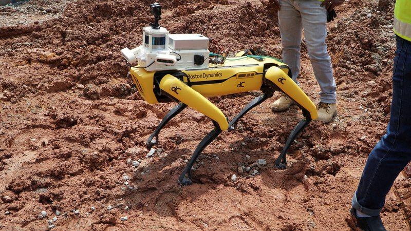 Fotografija: Roboti bodo morda lahko opravljali vse od odstranjevanja kopenskih min do sodelovanja v spopadih na prvi bojni črti FOTO: Reuters
