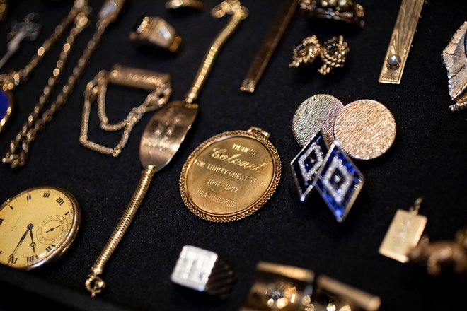 Zbirka dragocenega nakita od Elvis Presleyja, ki je bila nekaj desetletij skrita. Foto: Aude Guerrucci/Reuters
