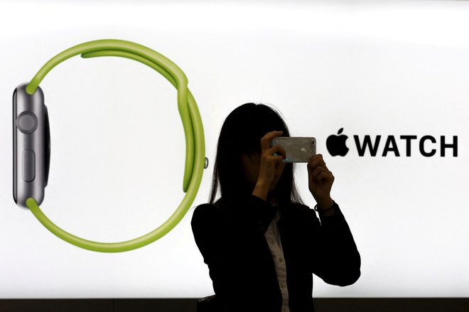 Apple bo predstavil nov model Apple Watch SE srednjega razreda. Ta je bil nazadnje posodobljen leta 2020. FOTO: REUTERS/Thomas Peter
