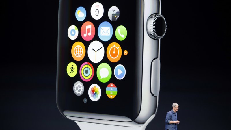 Fotografija: Obstajata 2 razloga za čakanje. Apple po predstavitvi novih iPhonov običajno zniža cene svojih leto dni starih iPhonov. FOTO: Reuters
