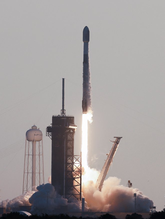 Raketa Falcon 9 na kateri so Starlink sateliti. Foto: Joe Skipper/Reuters
