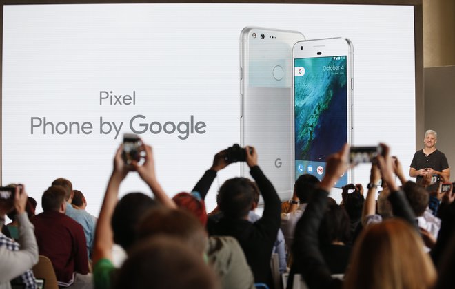 Težava vsekakor meče slabo luč na Googlovo hitro rastočo linijo pametnih telefonov Pixel. Foto: Beck Diefenbach/Reuters
