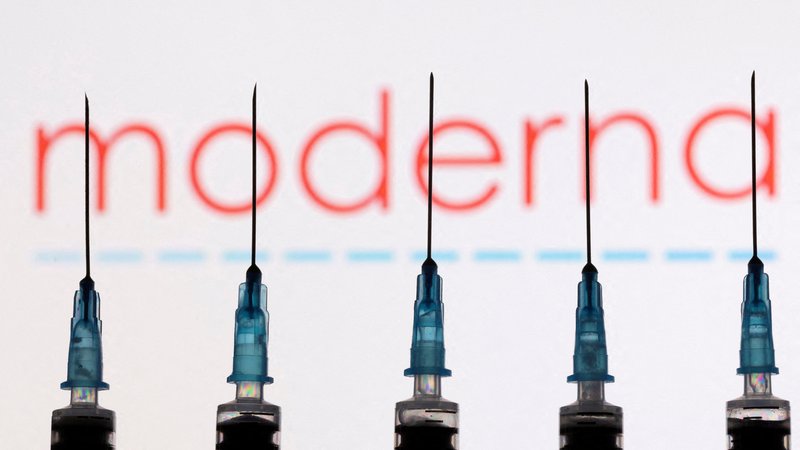 Fotografija: "Podjetje Moderna pričakuje, da bosta Pfizer in BioNTech Moderni, zunaj 92 držav AMC, kjer dobava cepiva ni več ovira za dostop, plačali nadomestilo za stalno uporabo patentiranih tehnologij." FOTO: Reuters
