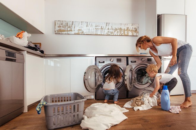 Denar lahko prihranite tudi s previdnejšo uporabo pralnega stroja. Foto: Getty Images/iStockphoto
